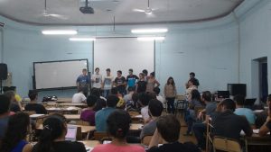 Grupo de ingresantes presentándose a sus compañeros
