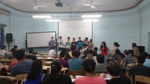 Grupo de ingresantes presentándose a sus compañeros