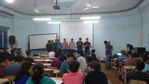 Grupo de ingresantes presentándose a sus compañeros