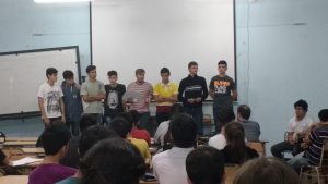 Grupo de ingresantes presentándose a sus compañeros