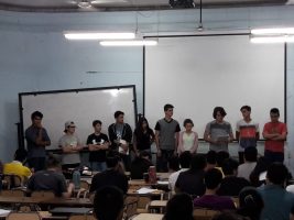 Grupo de ingresantes presentándose a sus compañeros