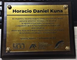 Placa conmemorativa al acceder al beneficio jubilatorio: Dr, Horacio Kuna