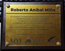 Placa conmemorativa al acceder al beneficio jubilatorio: Ing. Roberto Miño